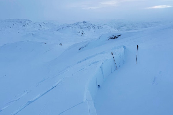 SKRED I NORD: Dette skredet gikk på Kopperfjellet i Ofoten fredag. Foto: Jan Arild@Obskorps bruddkant i vinterfjell
