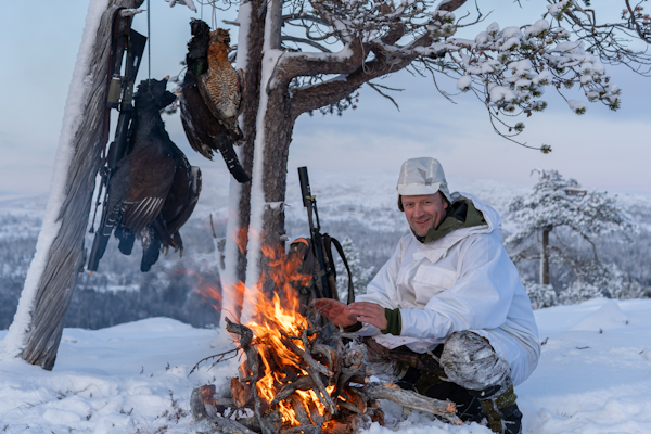 TOPPJAKT: Stian og jeg kunne si oss godt fornøyd med dagens jakt og nyte varmen fra et varmt tyribål, før vi gikk tilbake til seteren. Foto: Christer Rognerud Jeger med bålvarme og dagens fangst fra toppjakt