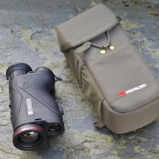 BESKYTTET: Hikmicros Condor-serie har nå en flott kikkertveske som standardutstyr. Foto: Egill J. Danielsen Hikmicro Condor CQ35L 2.0