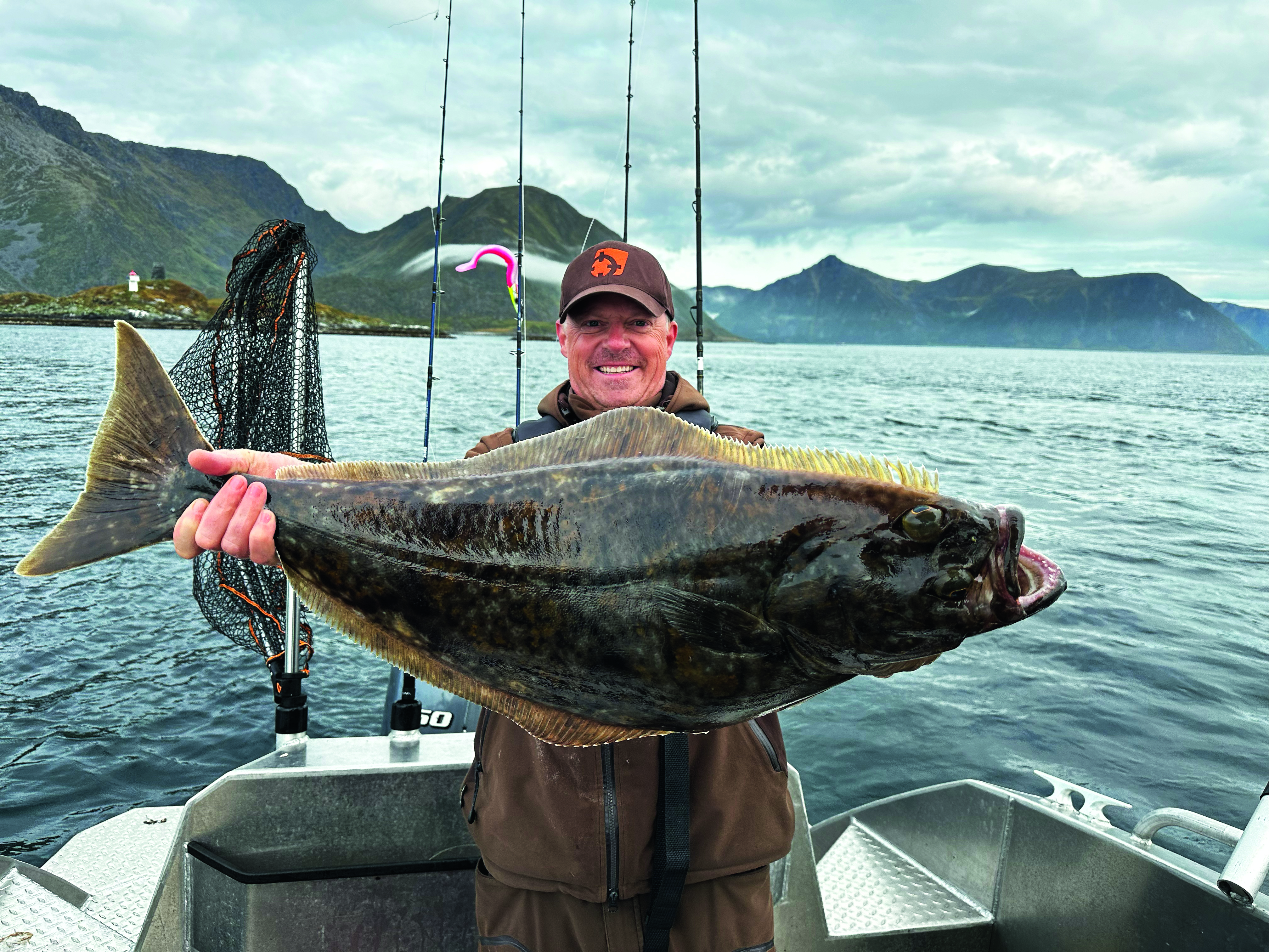 bernt nor holder opp en stor kveite han har dratt opp selv