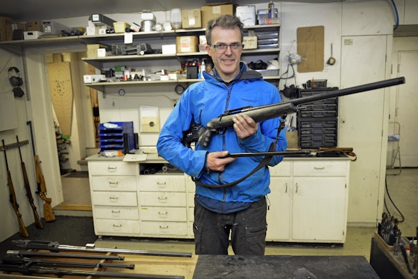 Børsemaker Albert Rafdal monterer mange tunge riflepiper på standardvåpen hvert år, og mener etterspørselen etter spesialiserte rigger er økende. Børsemaker Albert Rafdal monterer tunge riflepiper