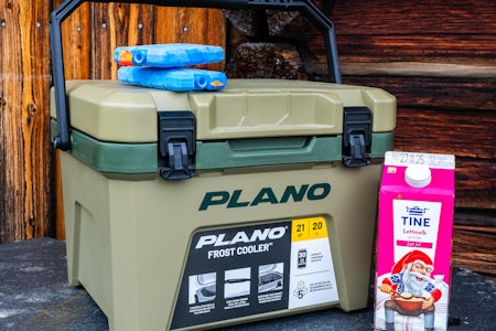 KUL SAK: Plano Frost Cooler 20 L er en robust, solid og feltklar kjøleboks som tåler røff bruk gjennom hele jakthelga. Foto: Jo Stenersen Test: Plano Frost Cooler 20 L