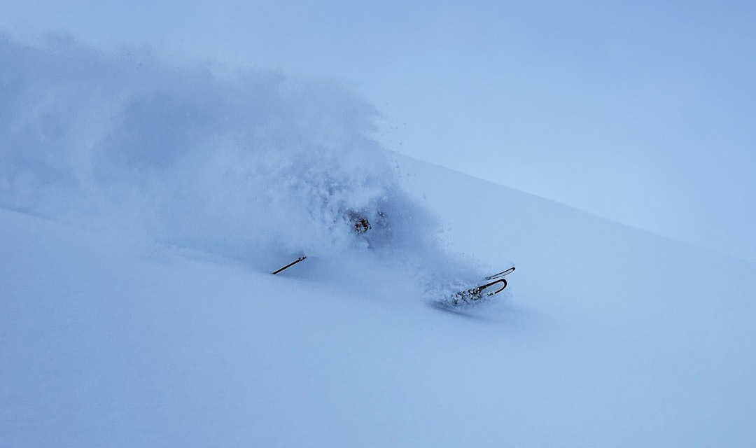 SØNDAG: Fantastiske forhold på Nordmøre søndag. Men nå varsles endring i både vær og skredfare. Foto: Siv-Elin Skogen skikjører i masse pudder