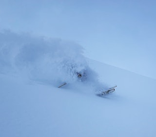 SØNDAG: Fantastiske forhold på Nordmøre søndag. Men nå varsles endring i både vær og skredfare. Foto: Siv-Elin Skogen skikjører i masse pudder