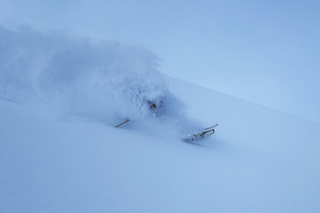 SØNDAG: Fantastiske forhold på Nordmøre søndag. Men nå varsles endring i både vær og skredfare. Foto: Siv-Elin Skogen skikjører i masse pudder