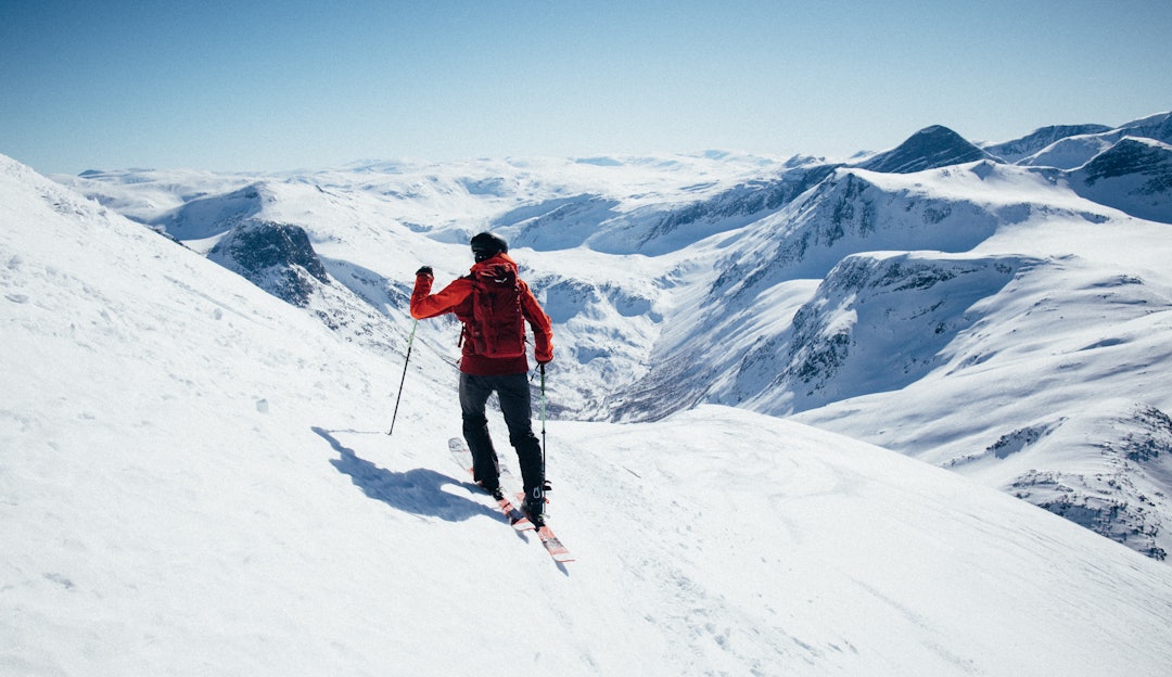 LETTERE OPP: Randonee-skiene i denne kategorien egner seg for deg som trives oppover, og vil ha en ski som også er trygg på vei ned igjen igjen. Foto: Kristoffer H. Kippernes topptur vinter norge