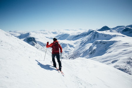 LETTERE OPP: Randonee-skiene i denne kategorien egner seg for deg som trives oppover, og vil ha en ski som også er trygg på vei ned igjen igjen. Foto: Kristoffer H. Kippernes topptur vinter norge
