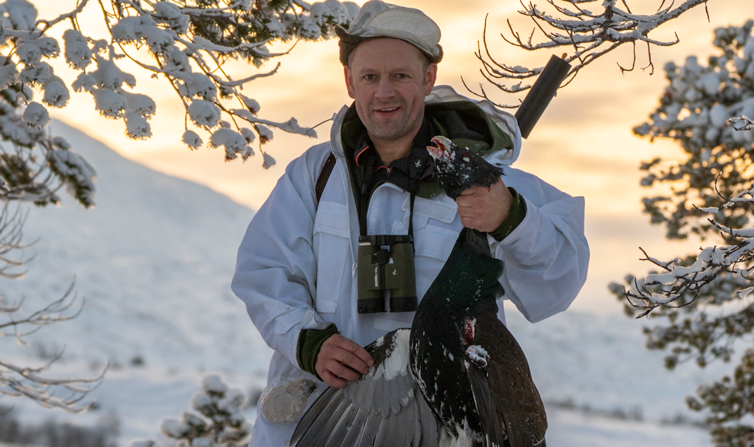 TOPPJAKT: Stian og jeg kunne si oss godt fornøyd med dagens jakt og nyte varmen fra et varmt tyribål, før vi gikk tilbake til seteren. Foto: Christer Rognerud Jeger med tiur i vinterlandskap