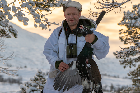 TOPPJAKT: Stian og jeg kunne si oss godt fornøyd med dagens jakt og nyte varmen fra et varmt tyribål, før vi gikk tilbake til seteren. Foto: Christer Rognerud Jeger med tiur i vinterlandskap