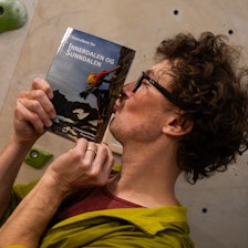 GIRA FORFATTER: Nelson Neirinck er mannen bak den nye klatreføreren for Innerdalen og Sunndalen. Foto: Tore Meirik krøllete mann som kysser en bok