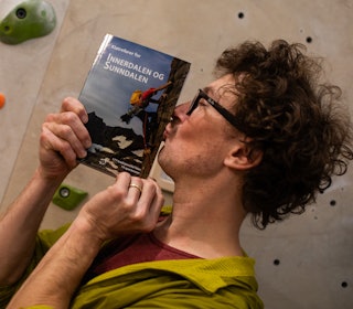 GIRA FORFATTER: Nelson Neirinck er mannen bak den nye klatreføreren for Innerdalen og Sunndalen. Foto: Tore Meirik krøllete mann som kysser en bok