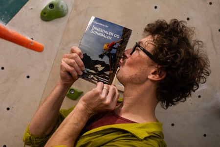 GIRA FORFATTER: Nelson Neirinck er mannen bak den nye klatreføreren for Innerdalen og Sunndalen. Foto: Tore Meirik krøllete mann som kysser en bok