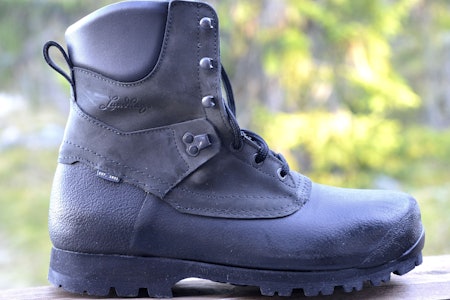 KLASSISK: Lundhags Vandra II Mid Wide i cellegummi og lær gir god støtte og grep på vått fjell, men krever regelmessig voksing for å holde seg tett. Foto: Egill J. Danielsen Lundhags Vandra II Mid Wide