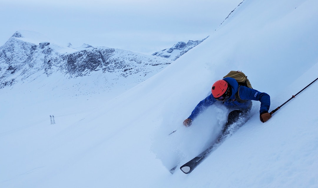NORDVEST-FEST: Dette bildet er fra skikjøring på Nordmøre sist søndag. Ifølge skredvarslingen er det fortsatt i denne delen av landet forholdene er best. Foto: Siv-Elin Skogen skikjører med rød hjelm i pudder
