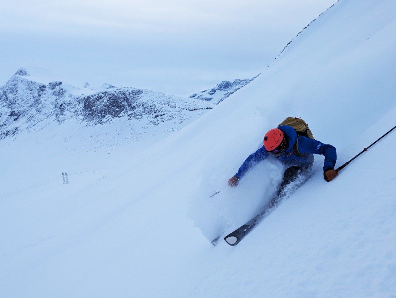 NORDVEST-FEST: Dette bildet er fra skikjøring på Nordmøre sist søndag. Ifølge skredvarslingen er det fortsatt i denne delen av landet forholdene er best. Foto: Siv-Elin Skogen skikjører med rød hjelm i pudder
