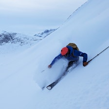 NORDVEST-FEST: Dette bildet er fra skikjøring på Nordmøre sist søndag. Ifølge skredvarslingen er det fortsatt i denne delen av landet forholdene er best. Foto: Siv-Elin Skogen skikjører med rød hjelm i pudder