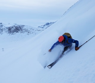 NORDVEST-FEST: Dette bildet er fra skikjøring på Nordmøre sist søndag. Ifølge skredvarslingen er det fortsatt i denne delen av landet forholdene er best. Foto: Siv-Elin Skogen skikjører med rød hjelm i pudder