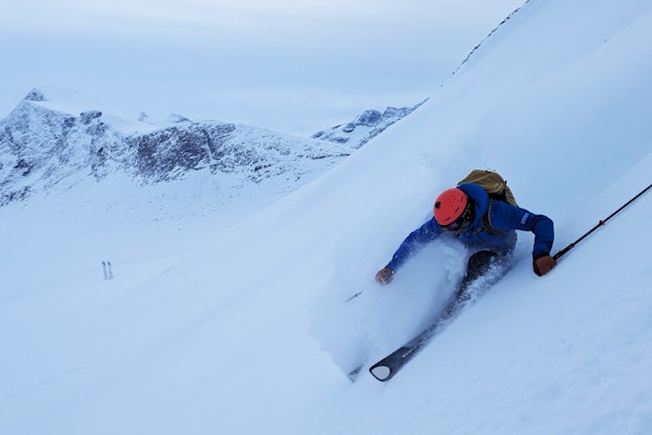 NORDVEST-FEST: Dette bildet er fra skikjøring på Nordmøre sist søndag. Ifølge skredvarslingen er det fortsatt i denne delen av landet forholdene er best. Foto: Siv-Elin Skogen skikjører med rød hjelm i pudder
