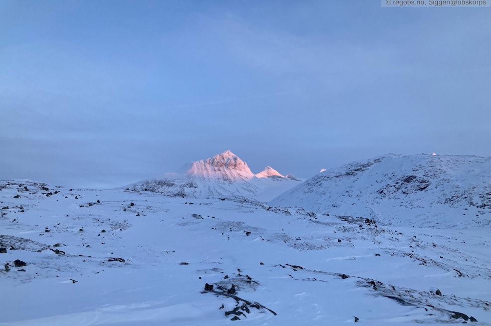 fjell med sol og snø