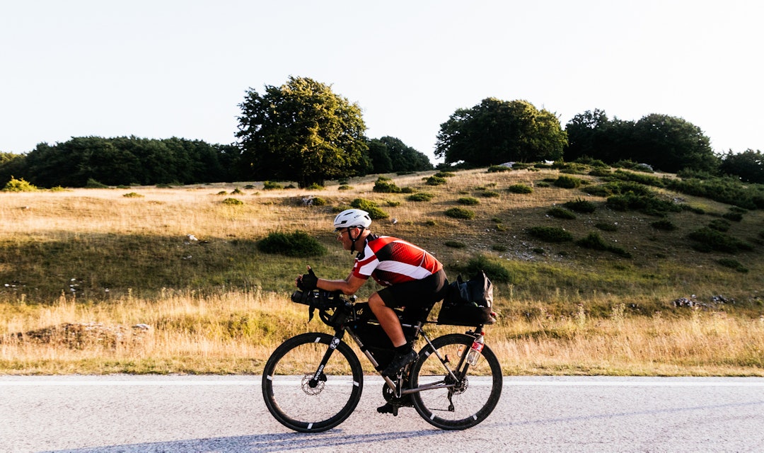 PÅ TVERS AV KONTINENTET: Vår egen Viggo Vea var en av de som brynte seg på fjorårets utgave av Transcontinental Race. Foto: Chiara Redaschi / @chiara_redaschi PÅ TVERS AV KONTINENTET: Vår egen Viggo Vea var en av de som brynte seg på fjorårets utgave av Transcontinental Race. Foto: Chiara Redaschi / @chiara_redaschi