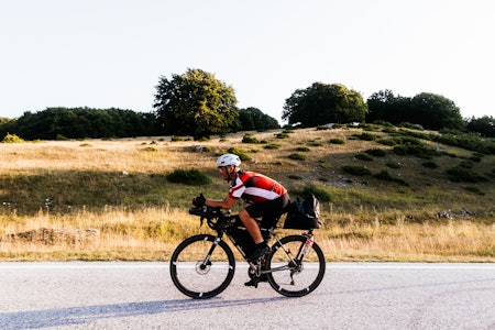 PÅ TVERS AV KONTINENTET: Vår egen Viggo Vea var en av de som brynte seg på fjorårets utgave av Transcontinental Race. Foto: Chiara Redaschi / @chiara_redaschi PÅ TVERS AV KONTINENTET: Vår egen Viggo Vea var en av de som brynte seg på fjorårets utgave av Transcontinental Race. Foto: Chiara Redaschi / @chiara_redaschi