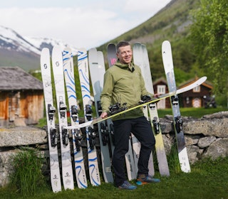 FRIKJØRINGSSKI: Tore Meirik og testskiene på rekke og rad på tunet til Endre Hals på Lønset. Foto: Sigurd Ekeli Grimsby Tore Meirik og testskiene på rekke og rad på tunet til Endre Hals på Lønset