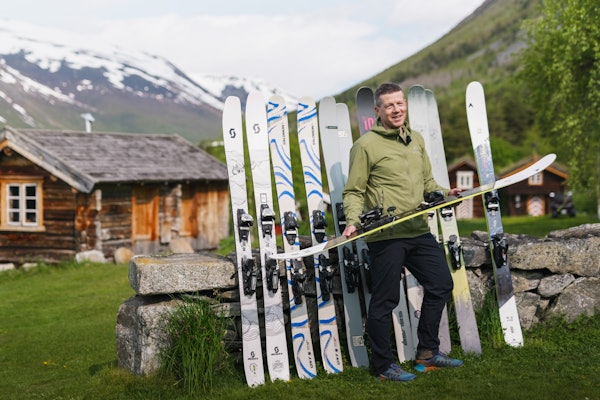 FRIKJØRINGSSKI: Tore Meirik og testskiene på rekke og rad på tunet til Endre Hals på Lønset. Foto: Sigurd Ekeli Grimsby Tore Meirik og testskiene på rekke og rad på tunet til Endre Hals på Lønset
