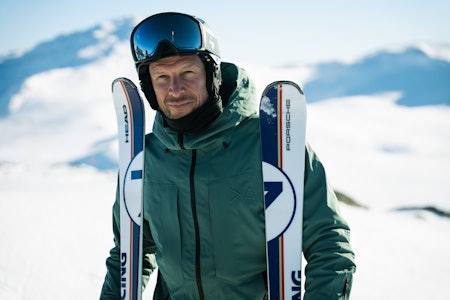 ET FORTRINN: Aksel Lund Svindal kombinerer erfaringene fra toppidretten med en stadig voksende forretningskarriere. Foto: Christian Nerdrum Portrett av Aksel Lund Svindal med ski og slalåmbriller på hodet