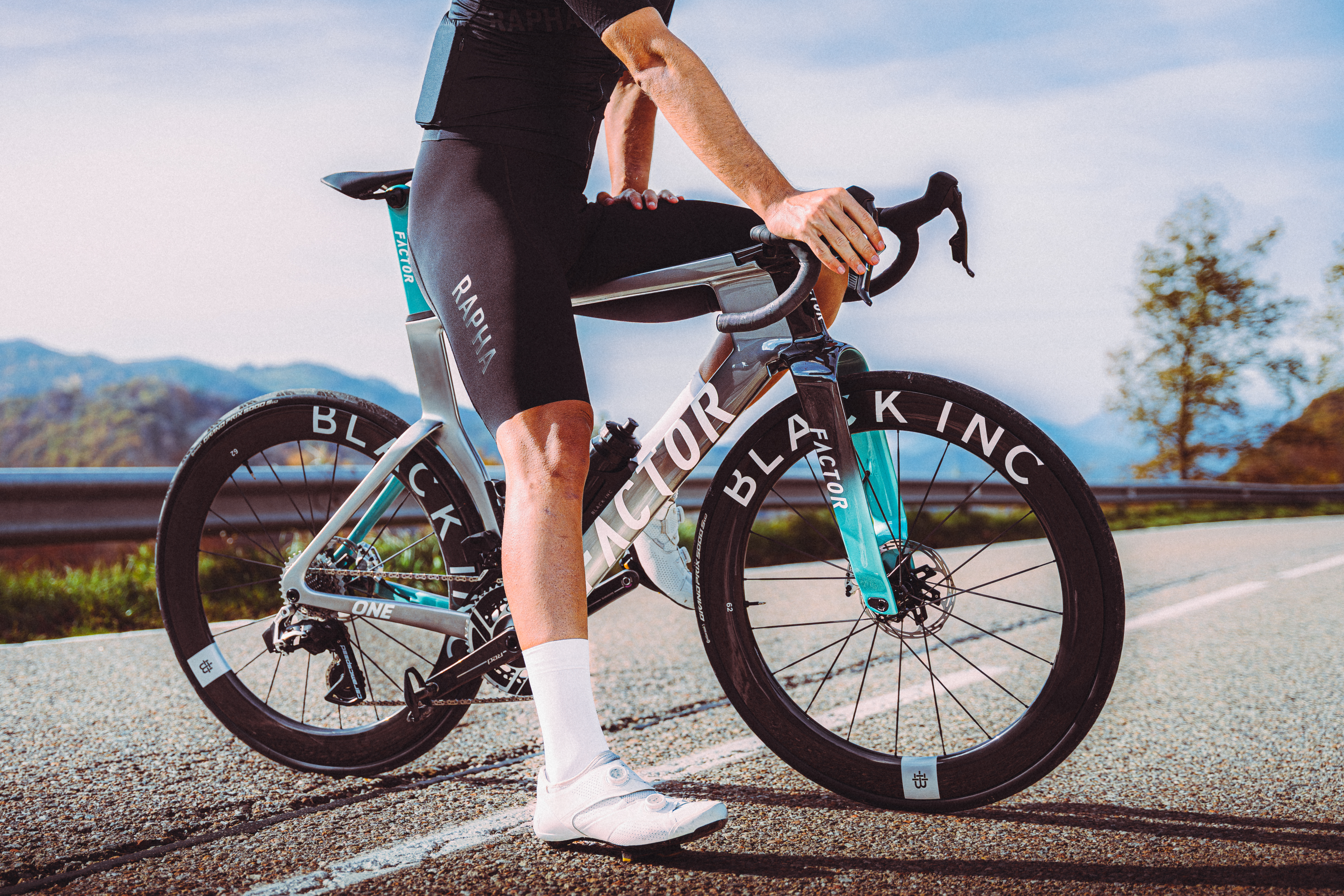 mann på factor one landeveissykkel