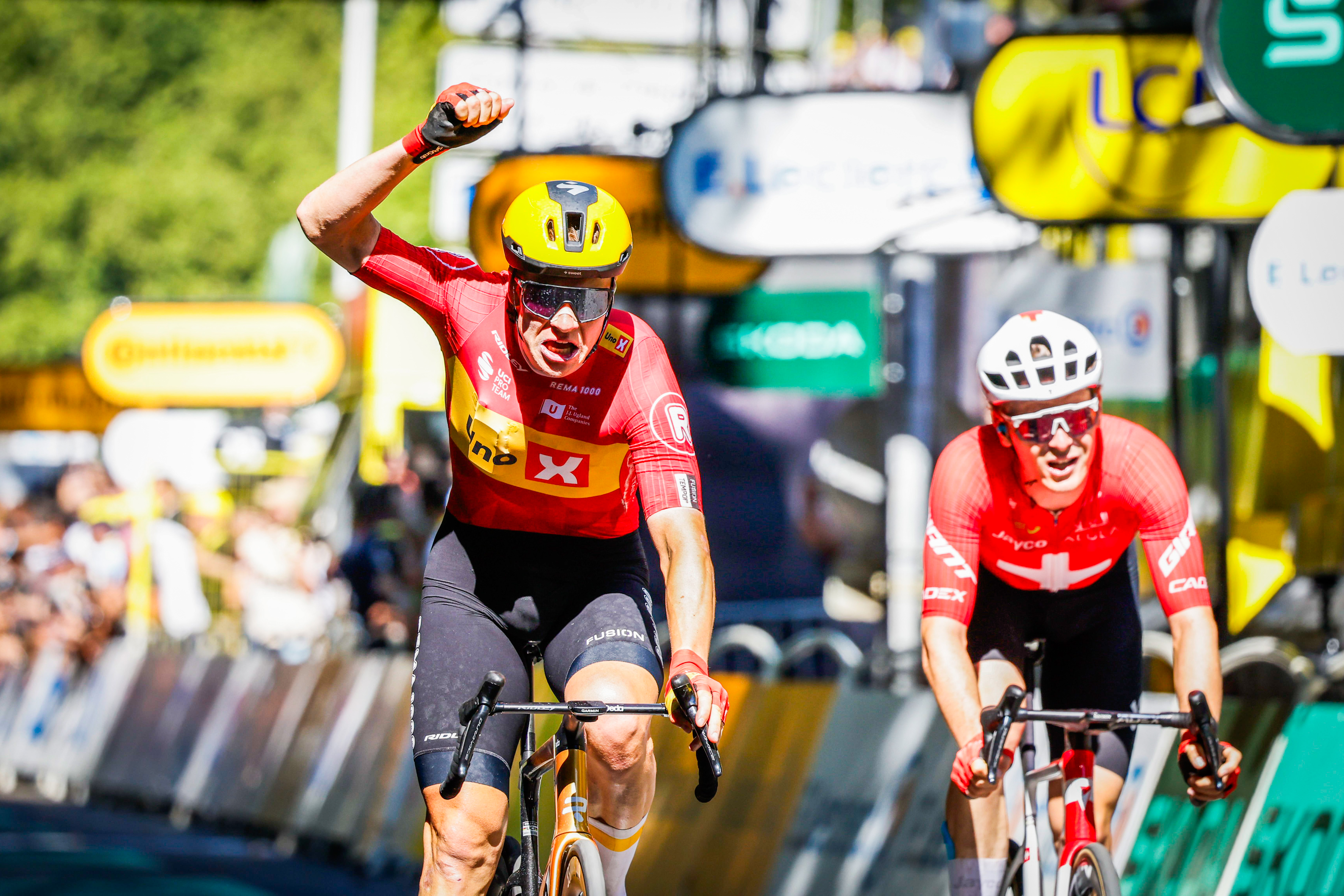 OPPRYKK: Jonas Abrahamsen tok Uno-X&#x27; største seier da han vant den 11. etappen i Tour de France i sommer. Nå rykker laget opp til WorldTouren. Foto: Cor Vos