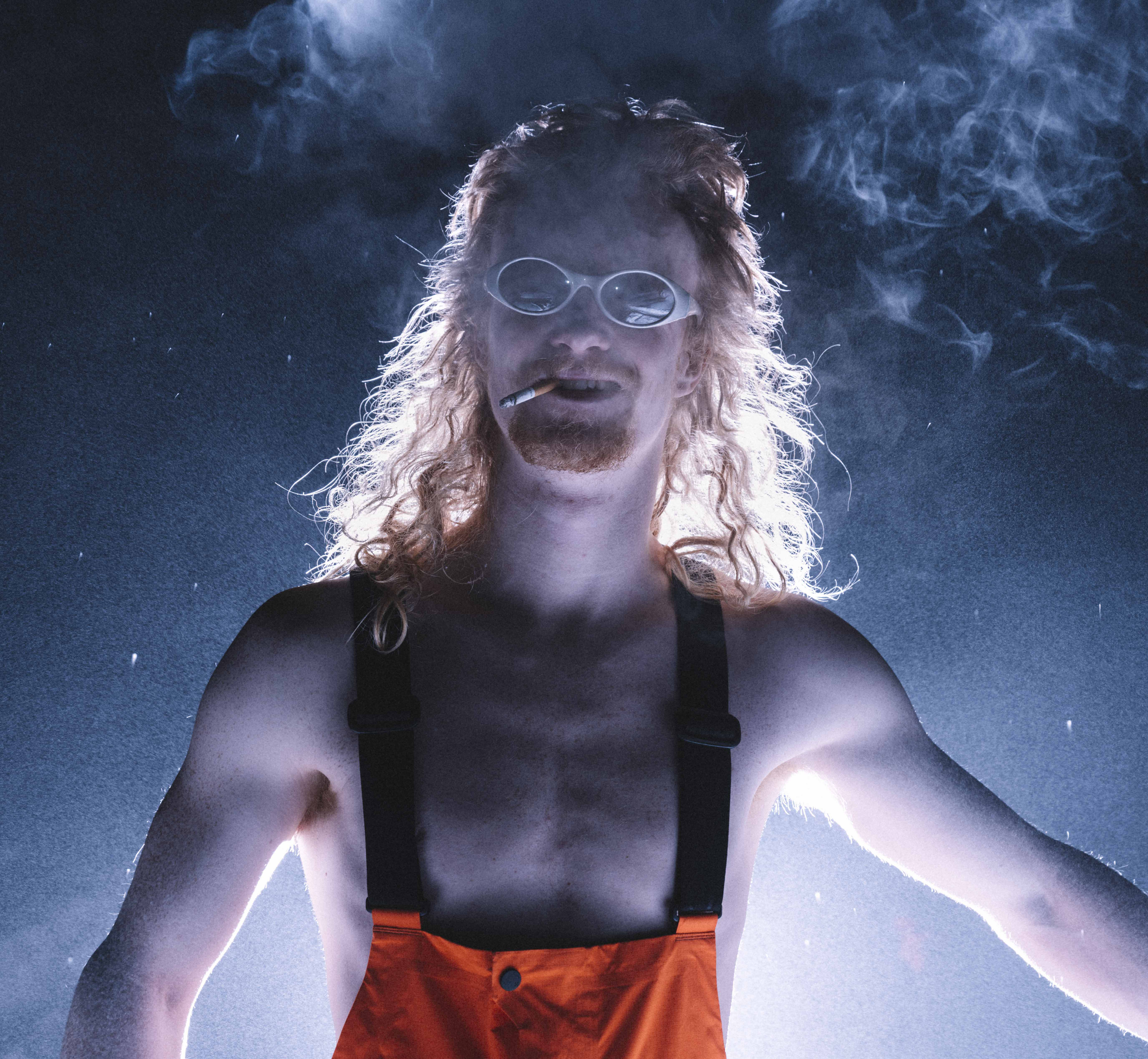 martin venedik med en røyk i kjeften