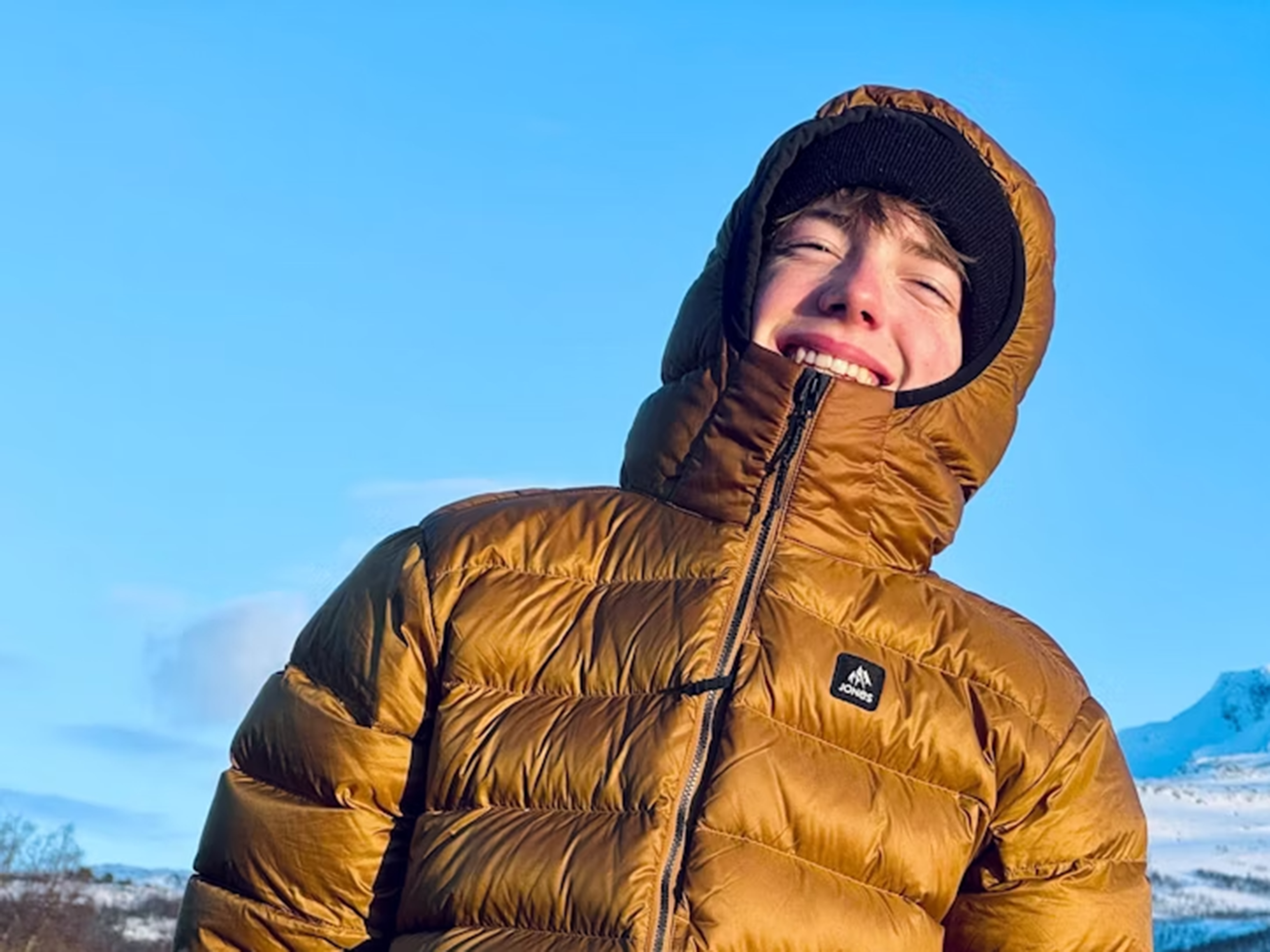 blid gutt med dunjakke