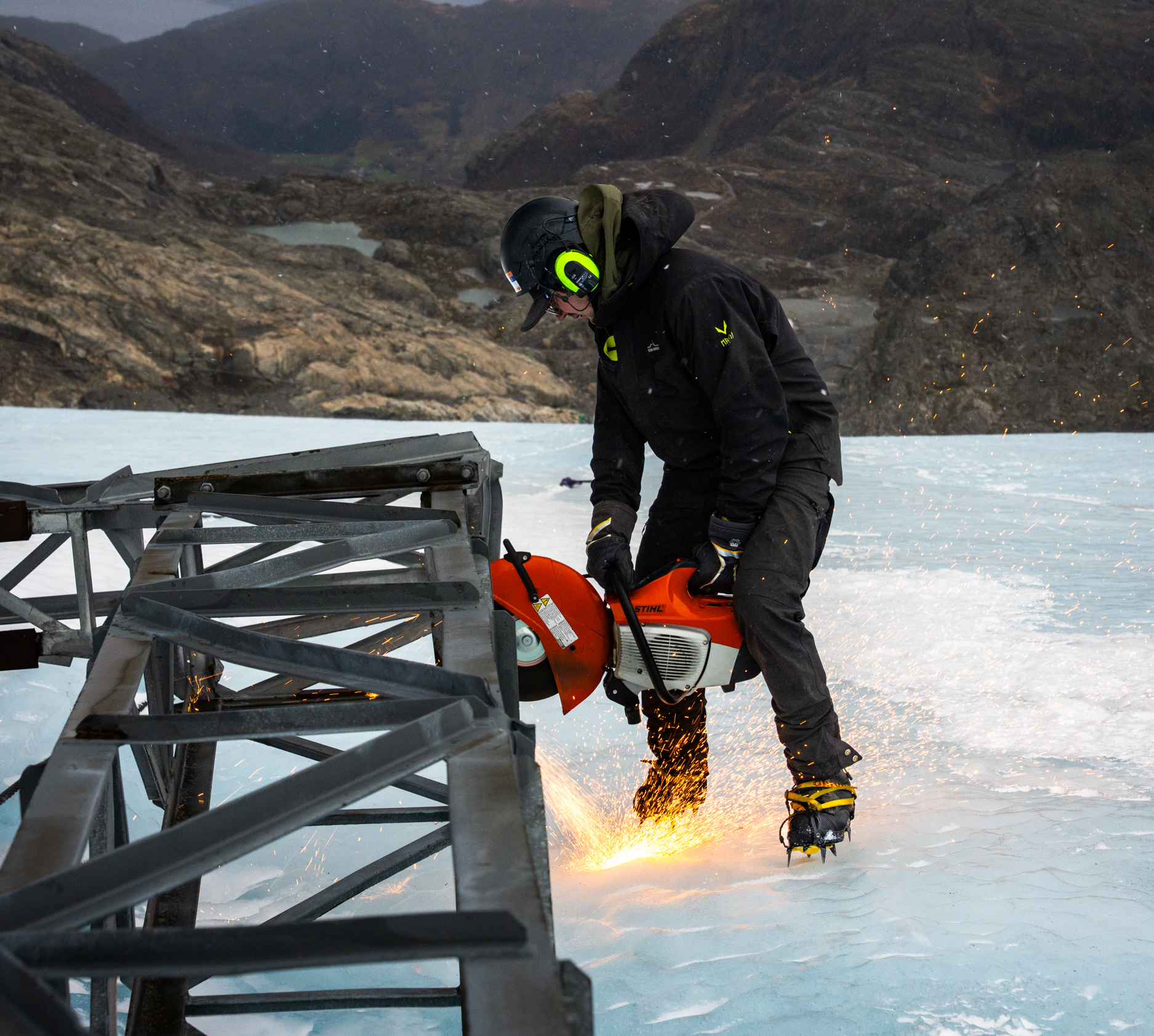 KAPPET OPP OG FLYDD UT: Glenn Hjorthol Johnsen, leder i Terrengentreprenøren, kapper opp en av heismastene. Foto: Magnus Grønberg