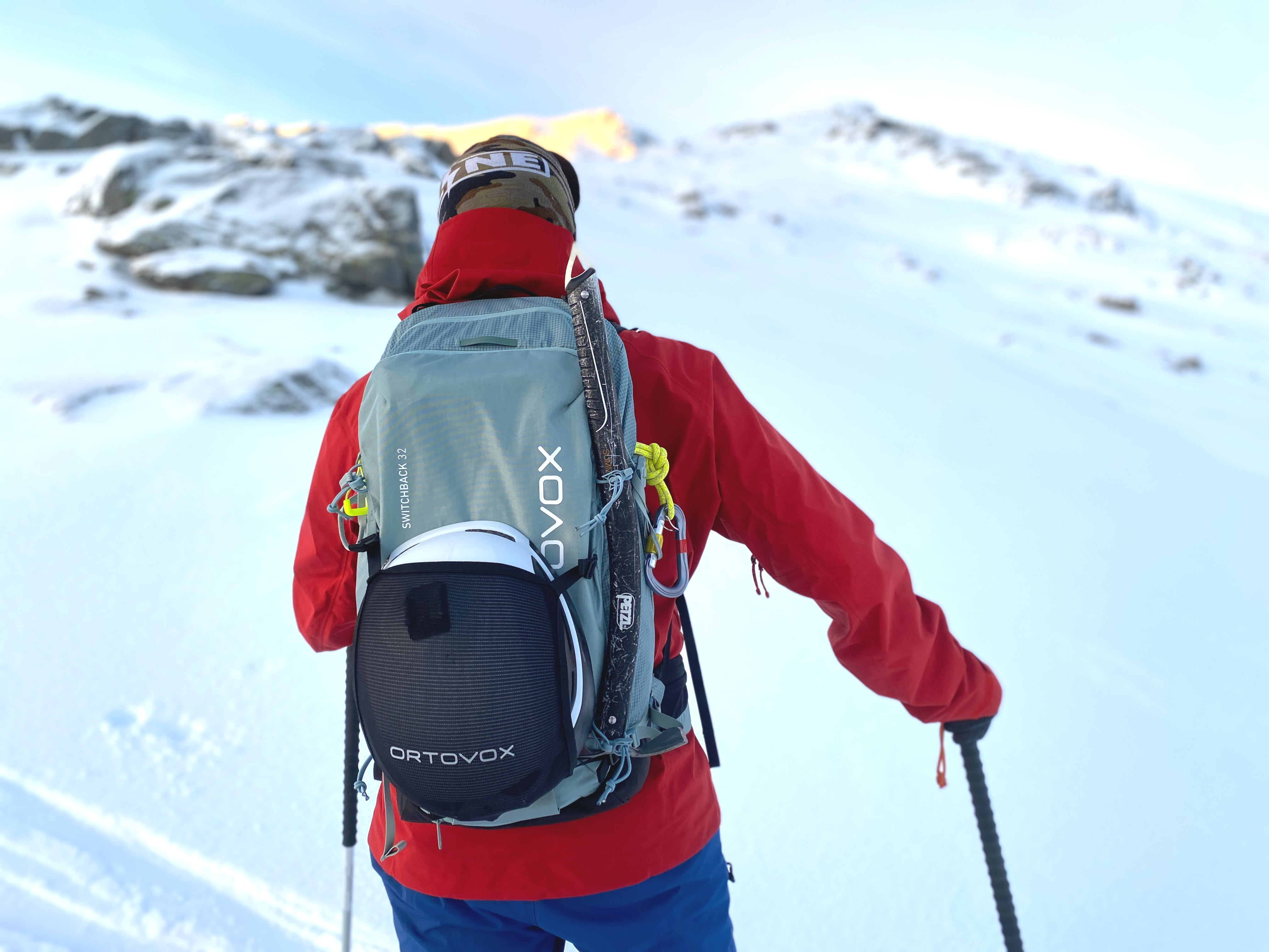 mann med sekk på skitur