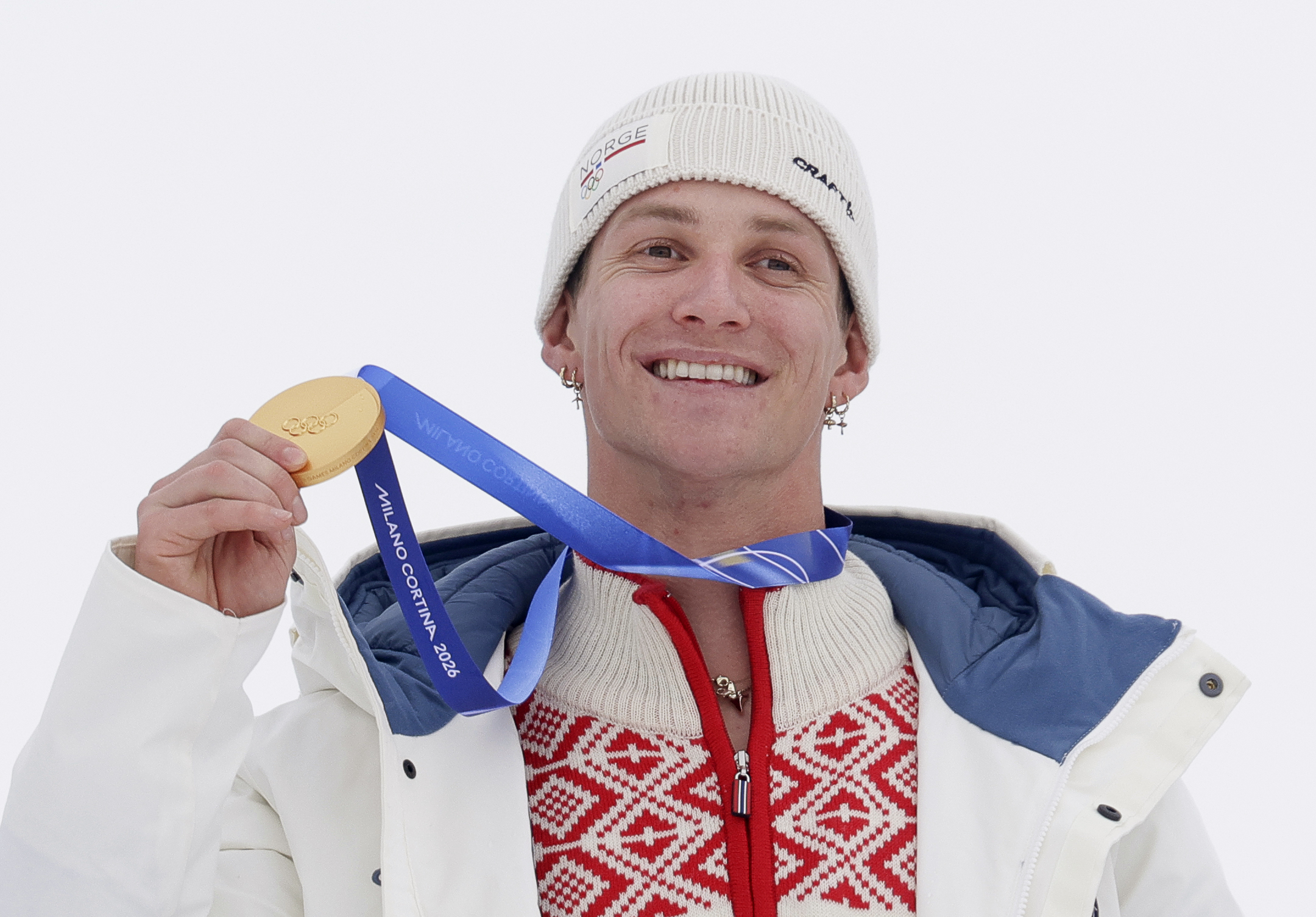 OVERLEGEN: Birk Ruud kunne glise bredt på toppen av pallen, etter å ha fått det etterlengtede slopestyle-gullet rundt halsen. Foto: Oliver Weiken/dpa