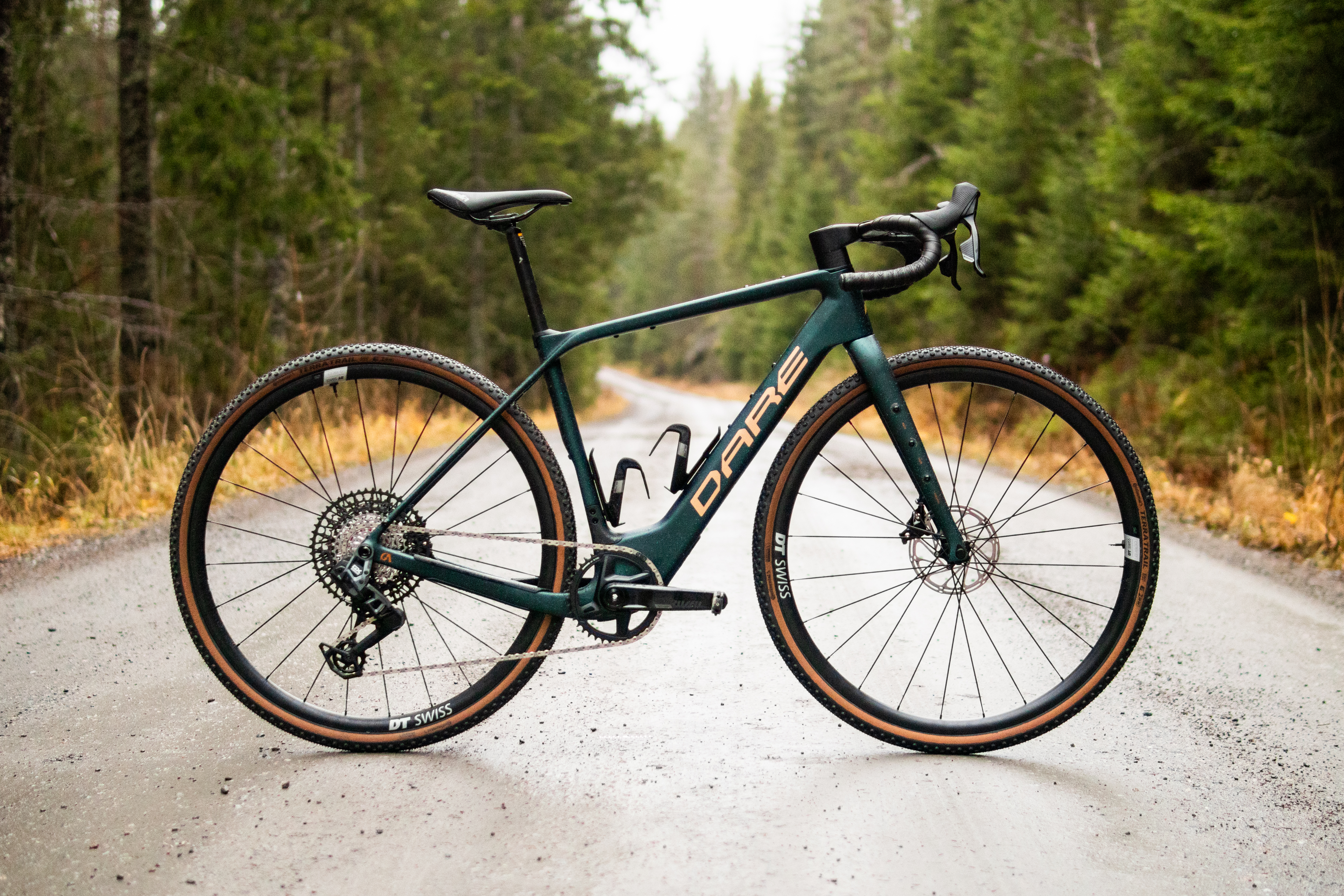 grønnlakkert grussykkel fra dare bikes på grusvei i nordmarka