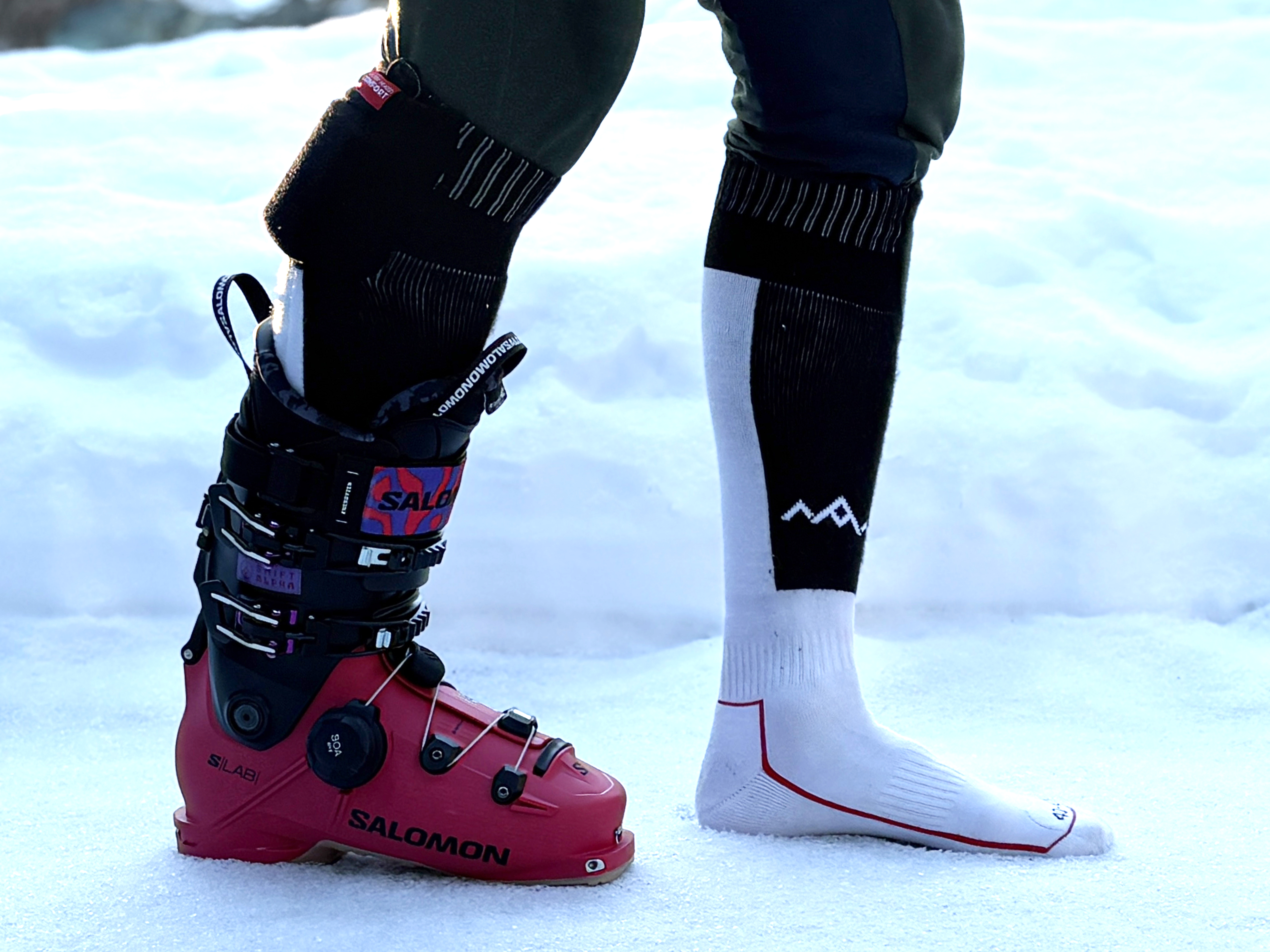 to føtter - en med skisko og en med bare sokk