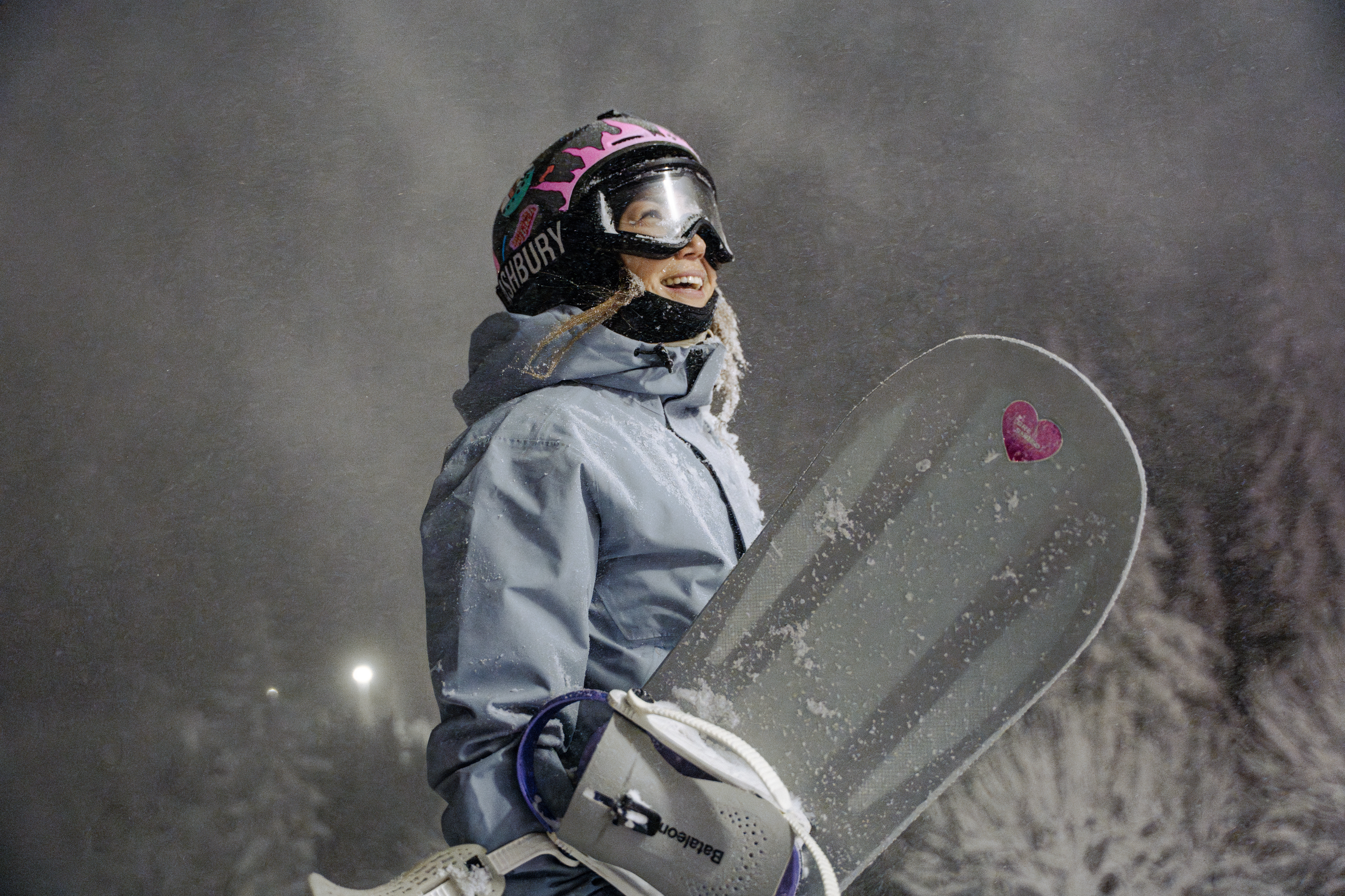 Portrett av jente med snowboard i snøvær