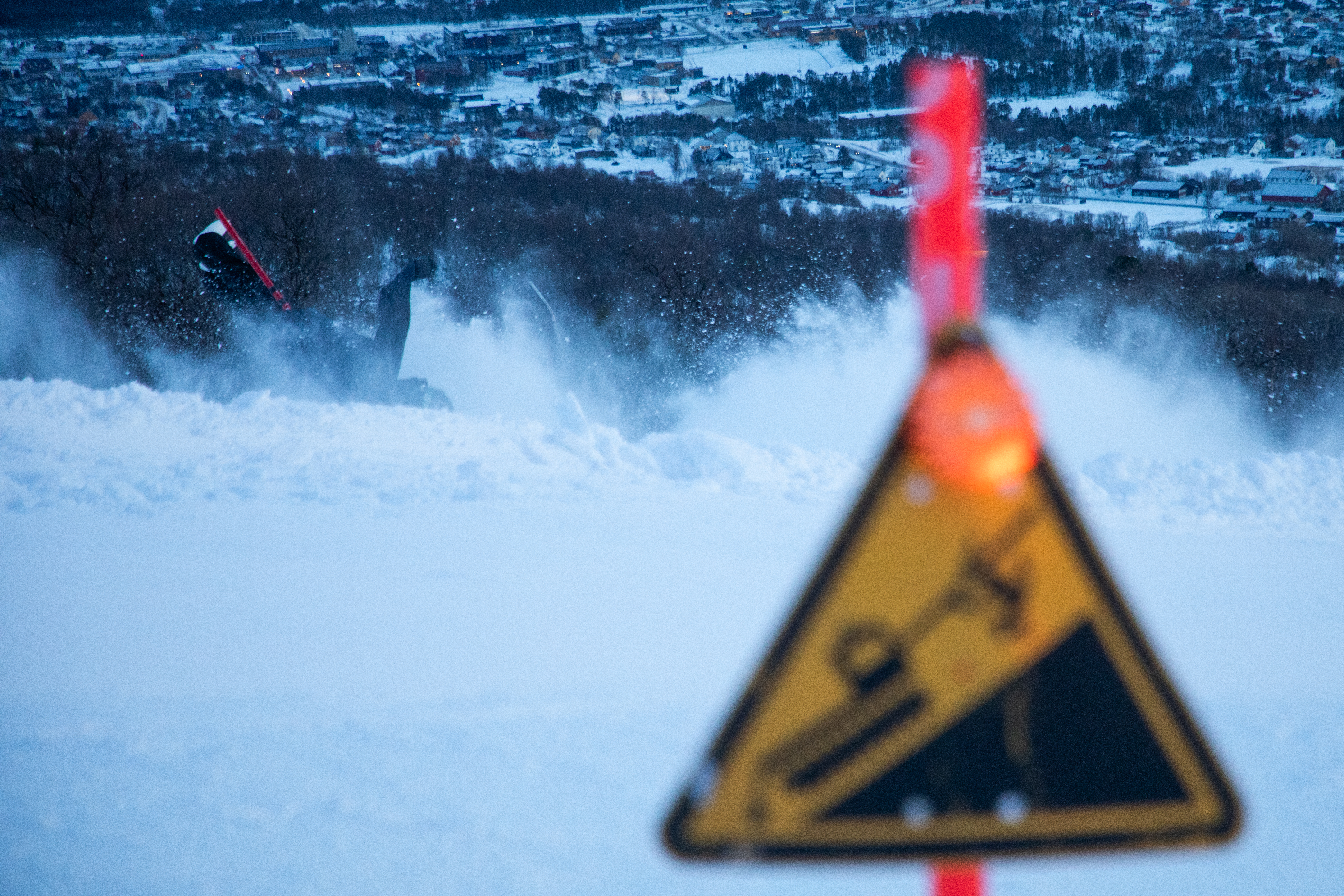 dukke som velter bak trekanta skilt