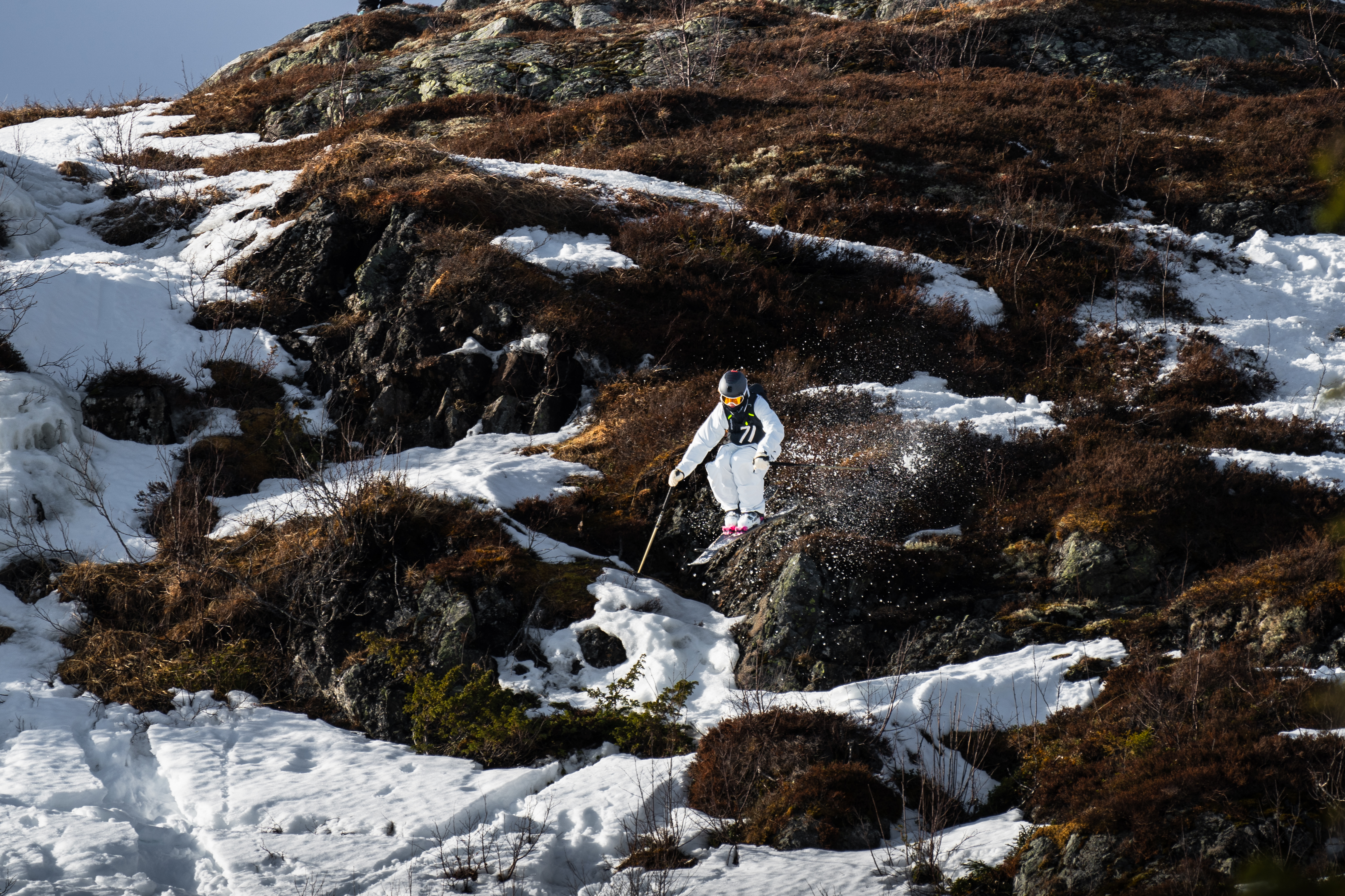 skikjører som hopper
