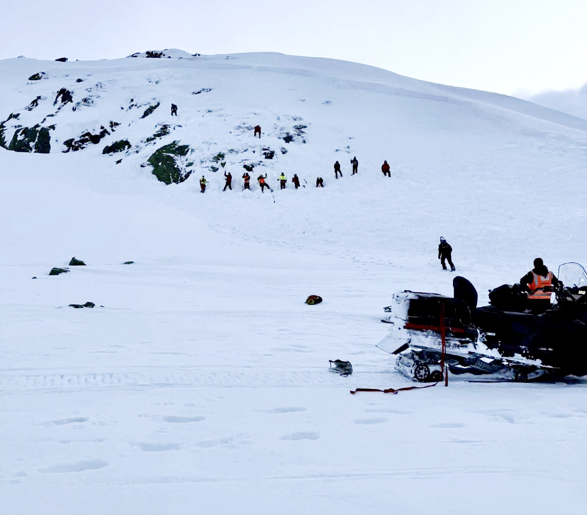 redningsmannskaper leter etter mulig skredtatt gaustablikk 2026