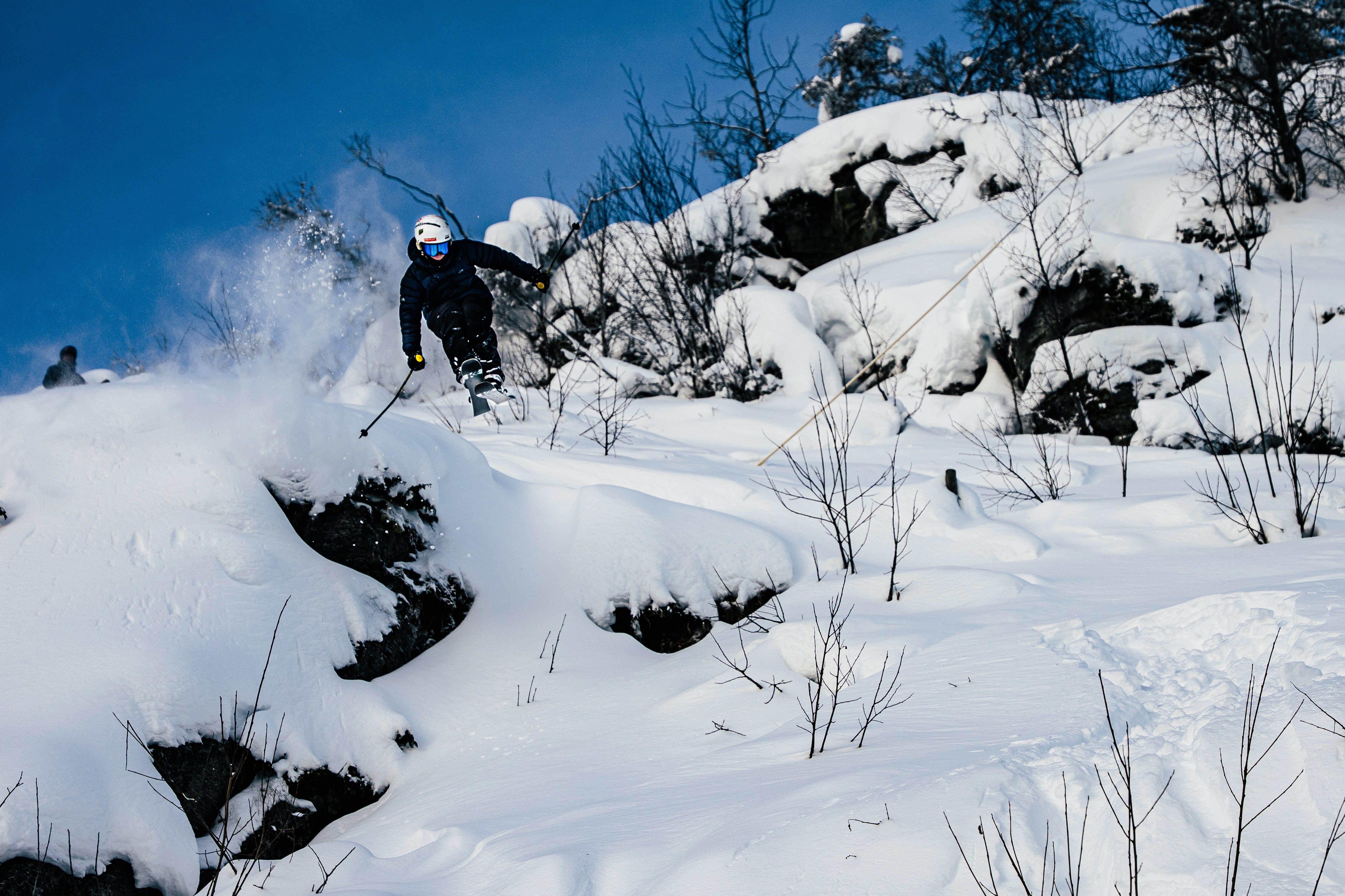 hopping på ski i pudder