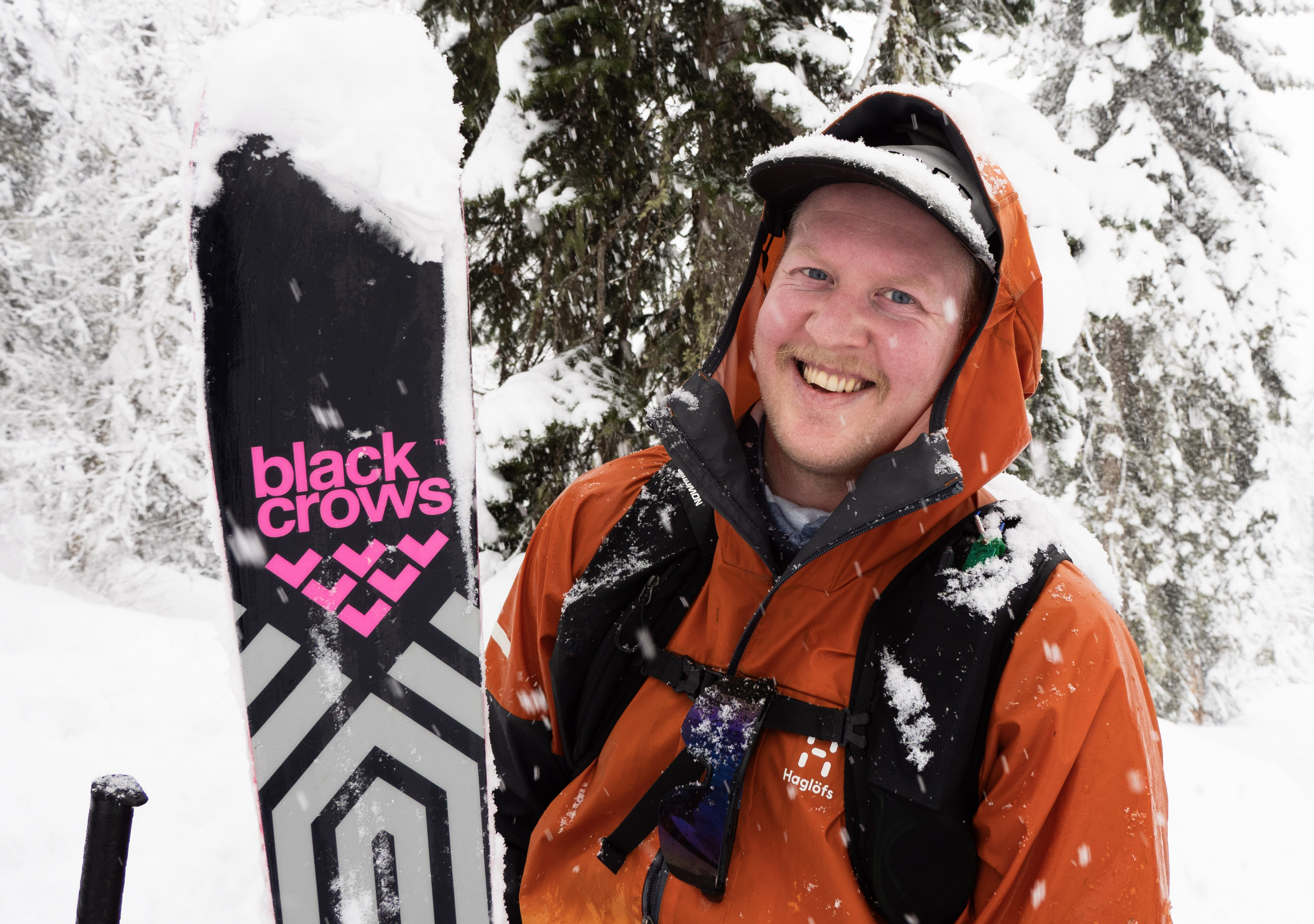 blid mann i snøvær