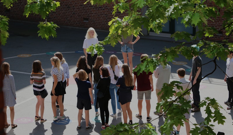 Elever i skolegården