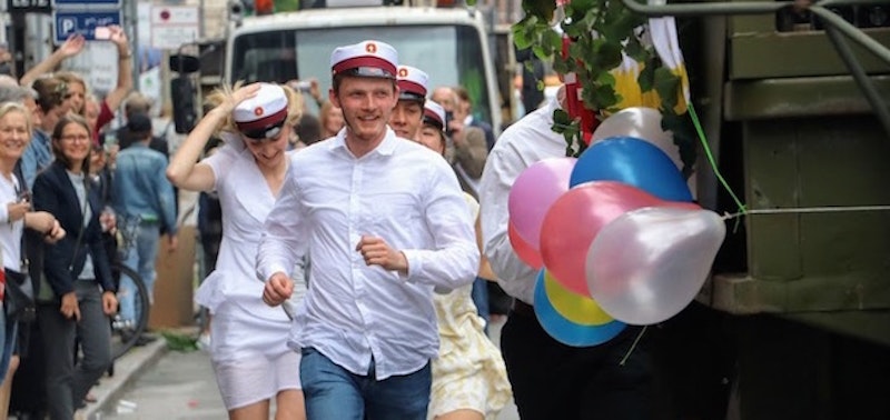 Studenter løber efter studentervognen