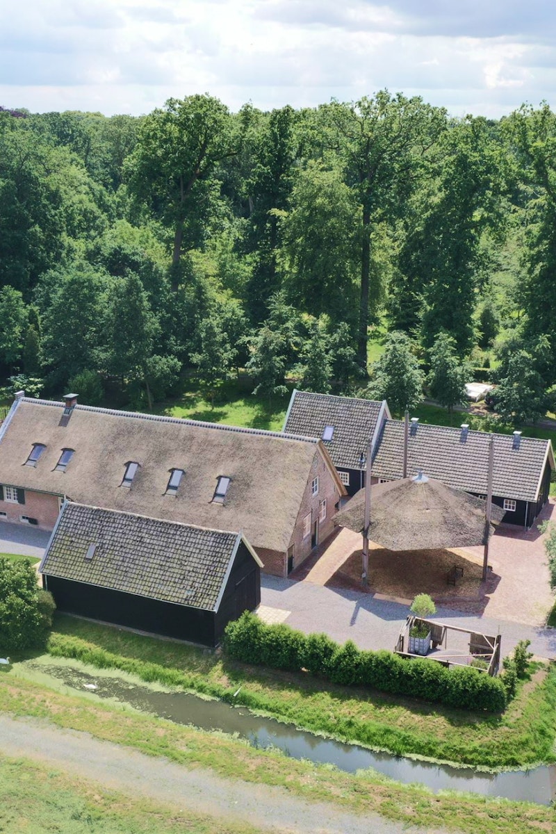 Sterreschans vanuit de lucht met Koetshuis, Paardenstal en Noordschuur