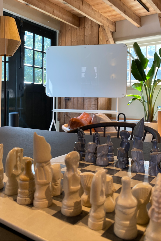 Schaakbord in koetshuis