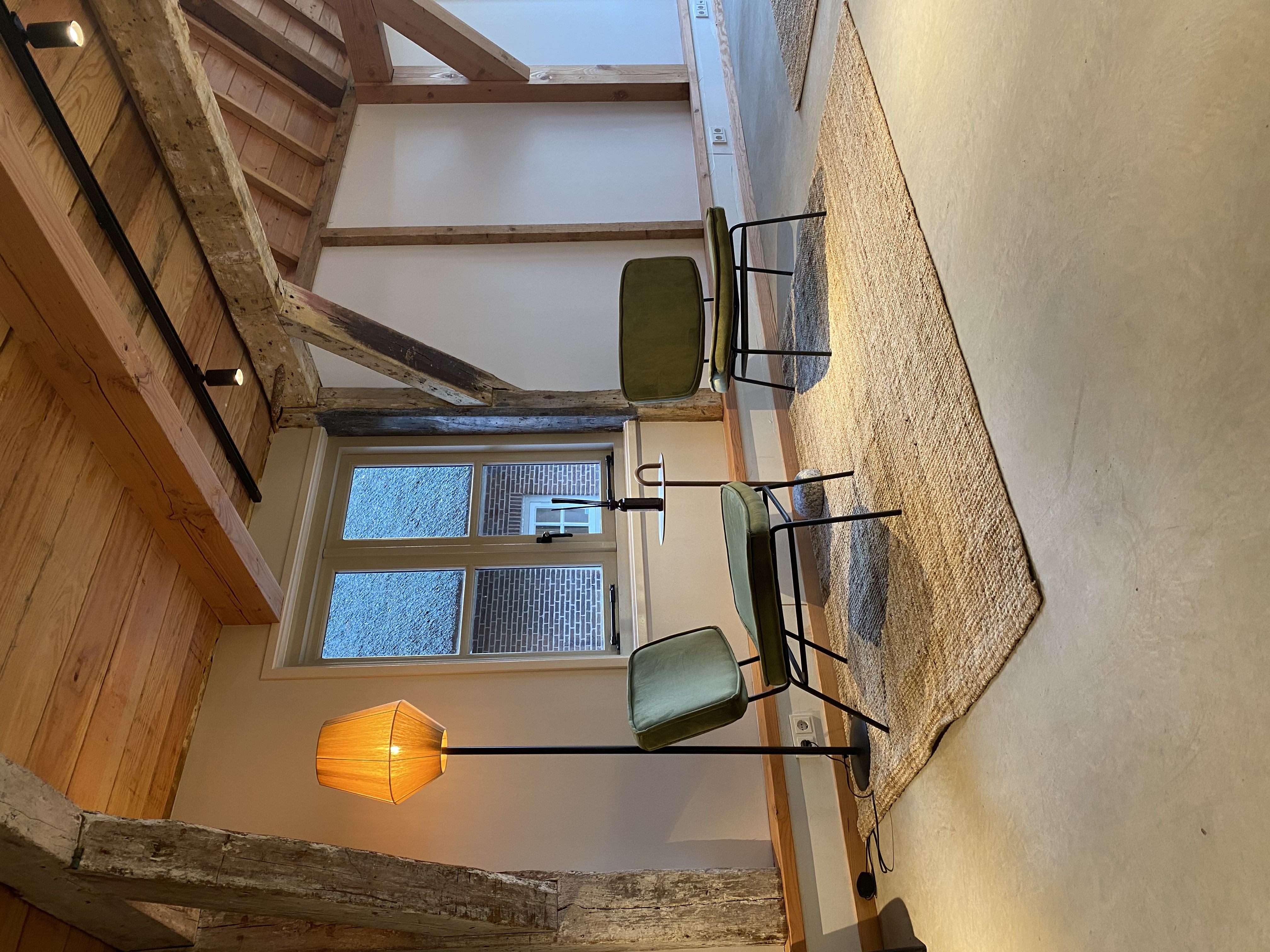 Laag zitje met 2 stoelen in de Noordschuur