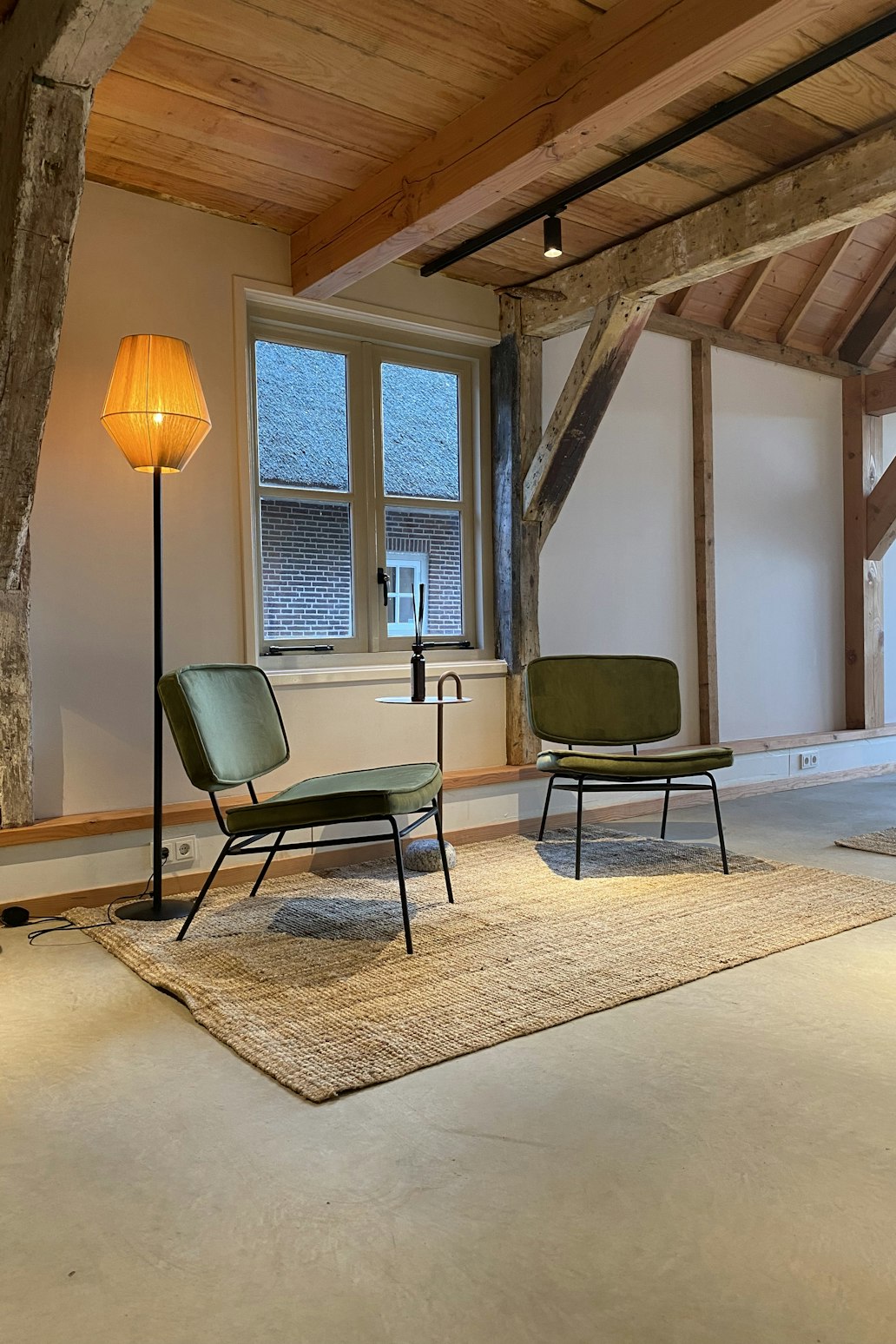 Laag zitje met 2 stoelen in de Noordschuur