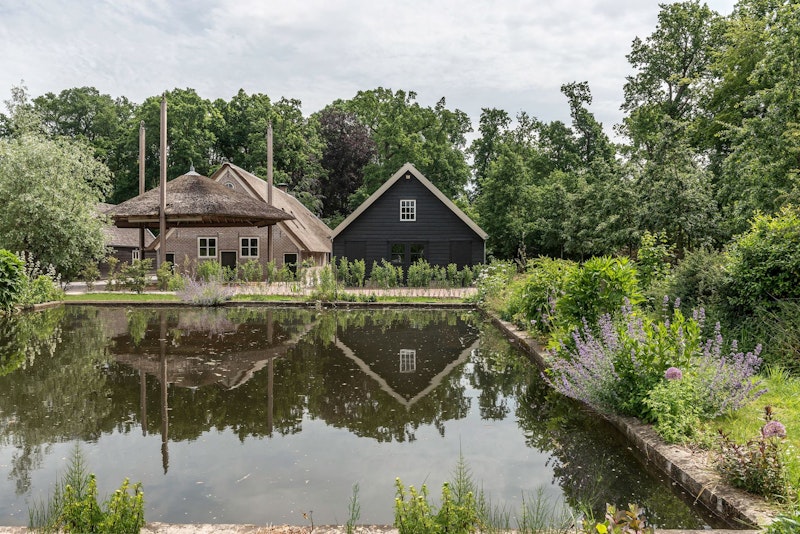 Zwemvijver en Hooischuur achter de boerderij